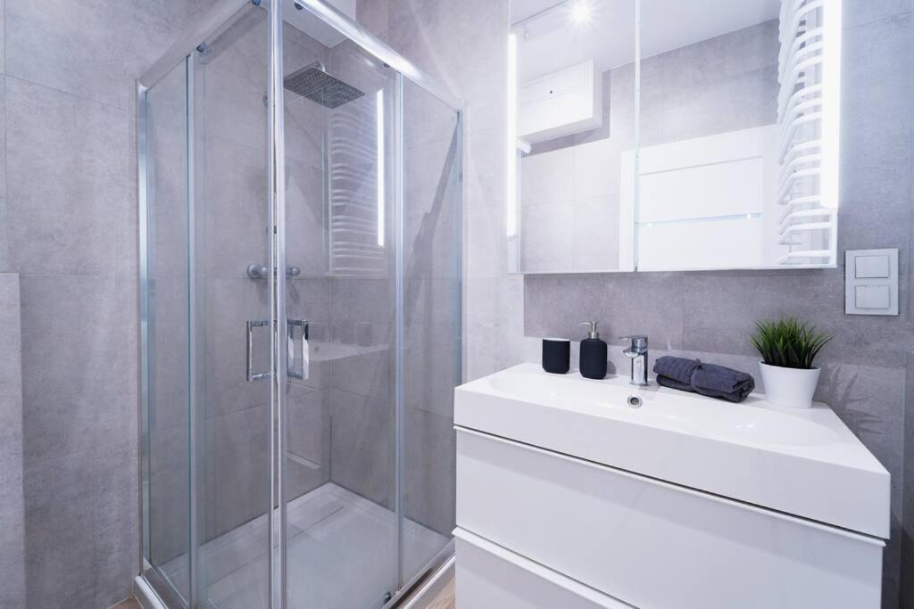 City Center - 3 Rooms - New Building - Private Parking Place - Garage Wrocław Zewnętrze zdjęcie